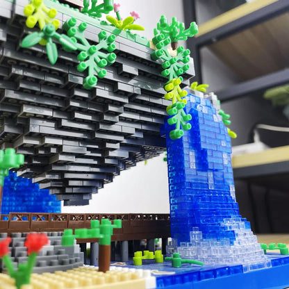 Kirschblüten Baumhaus mit Wasserfall